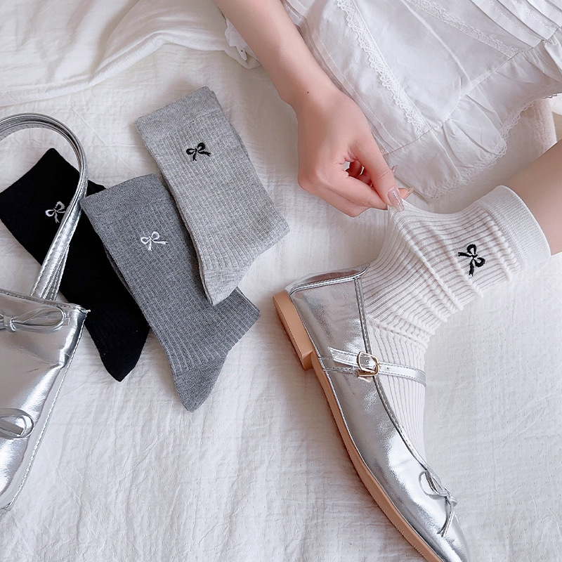 Calcetines grises damas pequeñas y frescas bordadas, medias de arco, calcetines de ballet dulces con zapatos individuales.