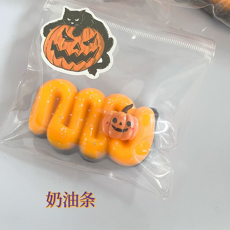 ハロウィーンの猫の爪はゆっくりとしています。|undefined