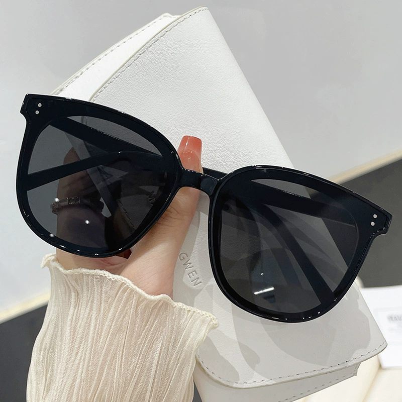 Sunglasses unisex cat-eye frame, oversized fashion, black and white color options, 26 g