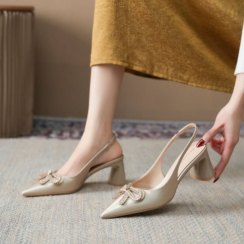 Sandal nữ mũi nhọn hở gót gót thô đính nơ đá pha lê, gót 6–8 cm — Màu bạc, màu vàng kim