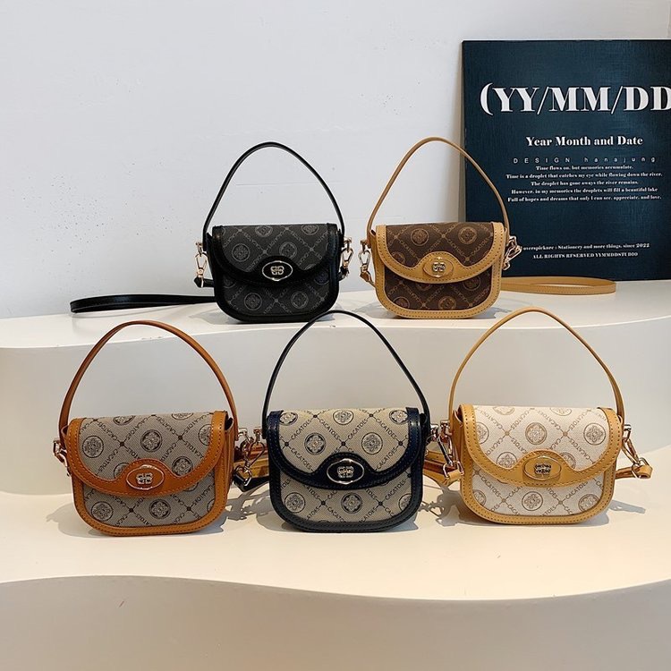 Qadın üçün çap olunmuş hərfli crossbody çanta, 2025 trendi