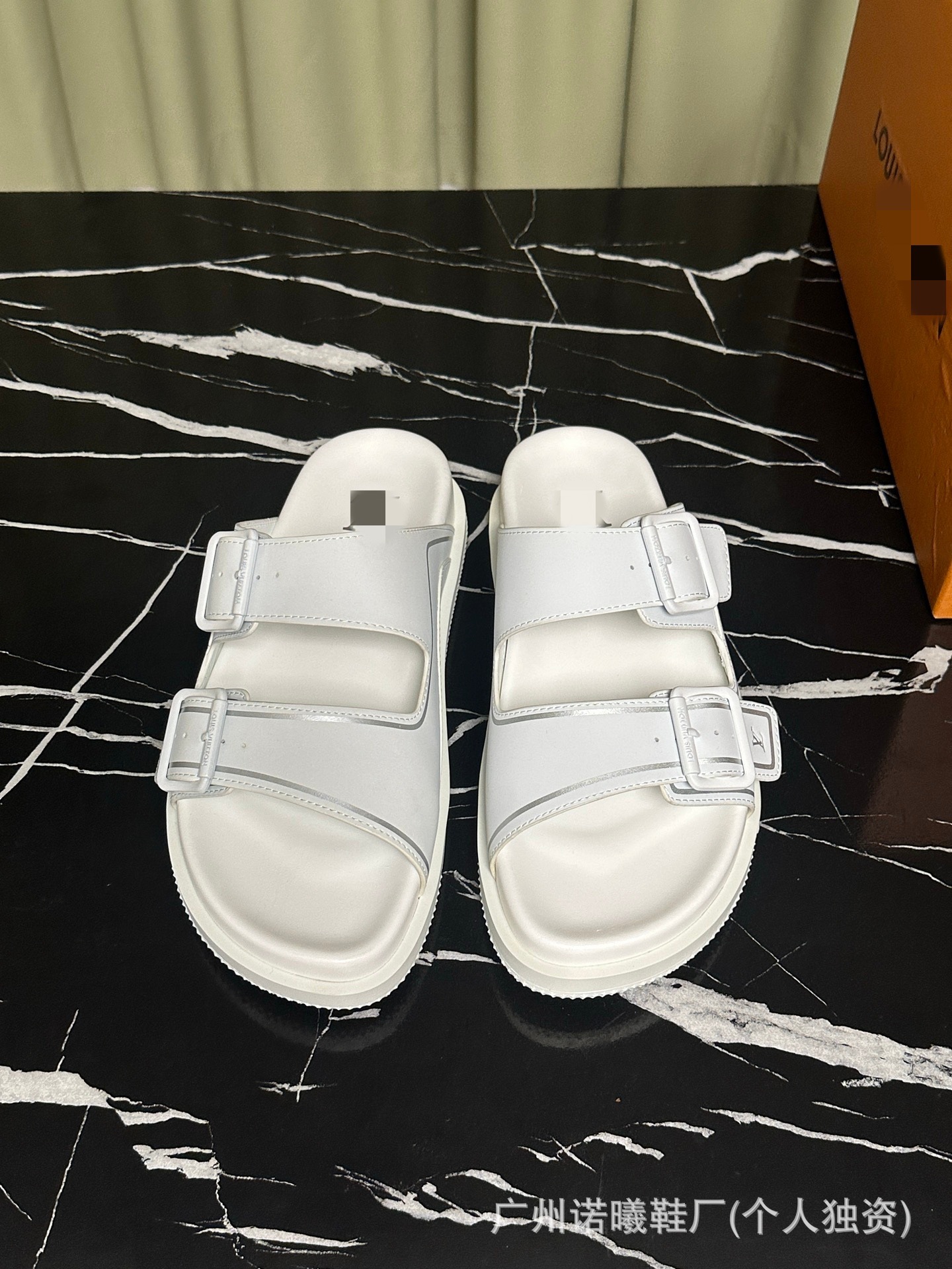 Zapatillas de moda para hombres con suela suave cómodas para usar zapatos de playa de cuero originales caja original de lujo marca de moda de doble cinturón de moda casual image 7