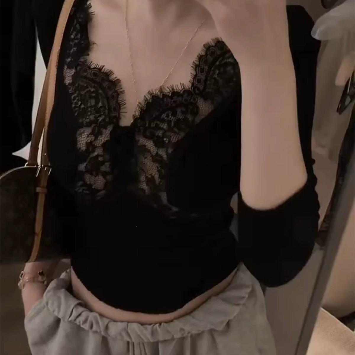 性感黑色蕾丝拼接V领针织打底衫女秋季轻奢高级感内搭绝美小上衣