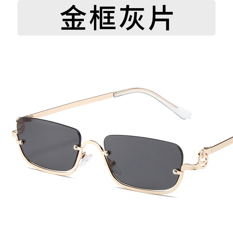 Película gris con marco de oro