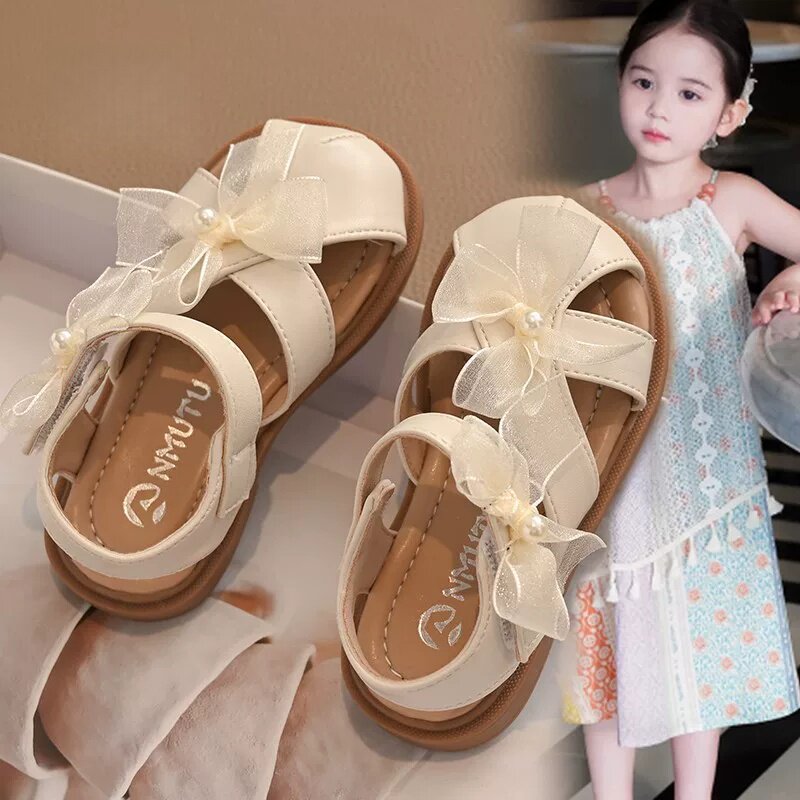 Fashionable children's sandals with bow