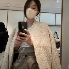 秋冬の新型韓国系の百合はやせているニットの柔らかいモチモチのセーターのカーディガンのコートを見せます。