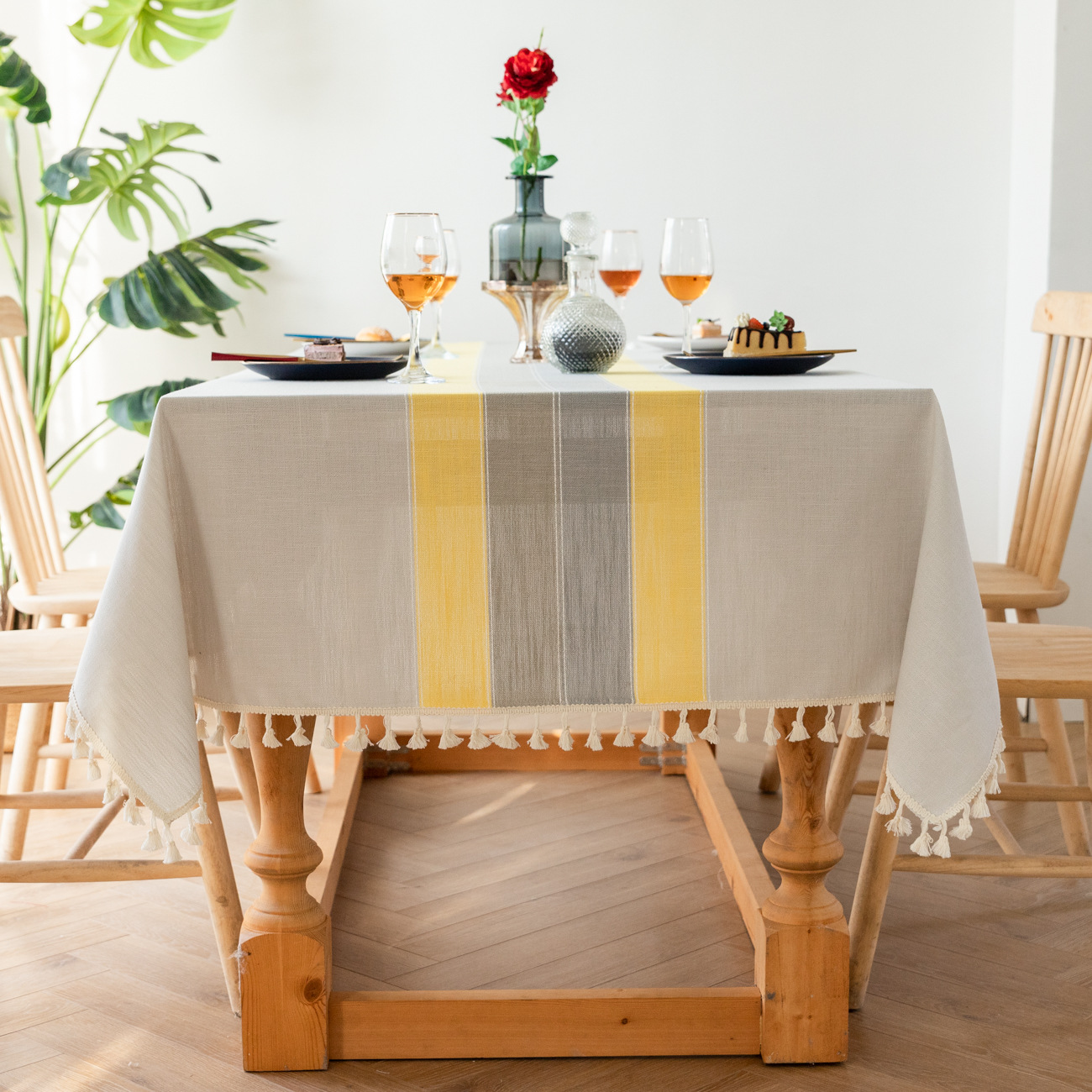 흰색 노란색 술 식탁보를 남겨주세요