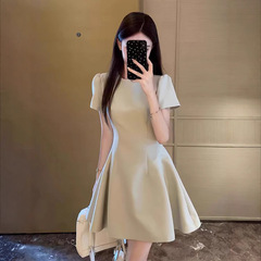 夏のフランス風の気質の小さい緑の半袖のワンピースのスカートの婦人服のデザイン感のファッションは腰を収めて明らかにやせているショートスカートを現します。
