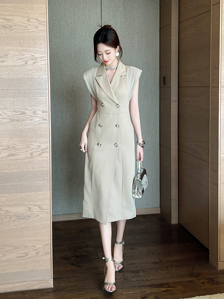 Đầm blazer nữ phong cách Anh cổ vest ve, dáng dài, cúc hai hàng, ôm eo — Màu camel