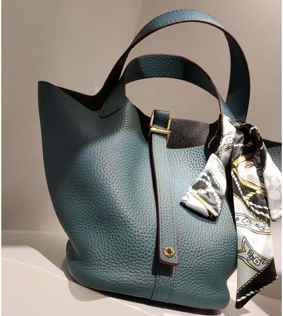 Bolso tipo cesta de cuero con diseño de dos colores, estilo cubo