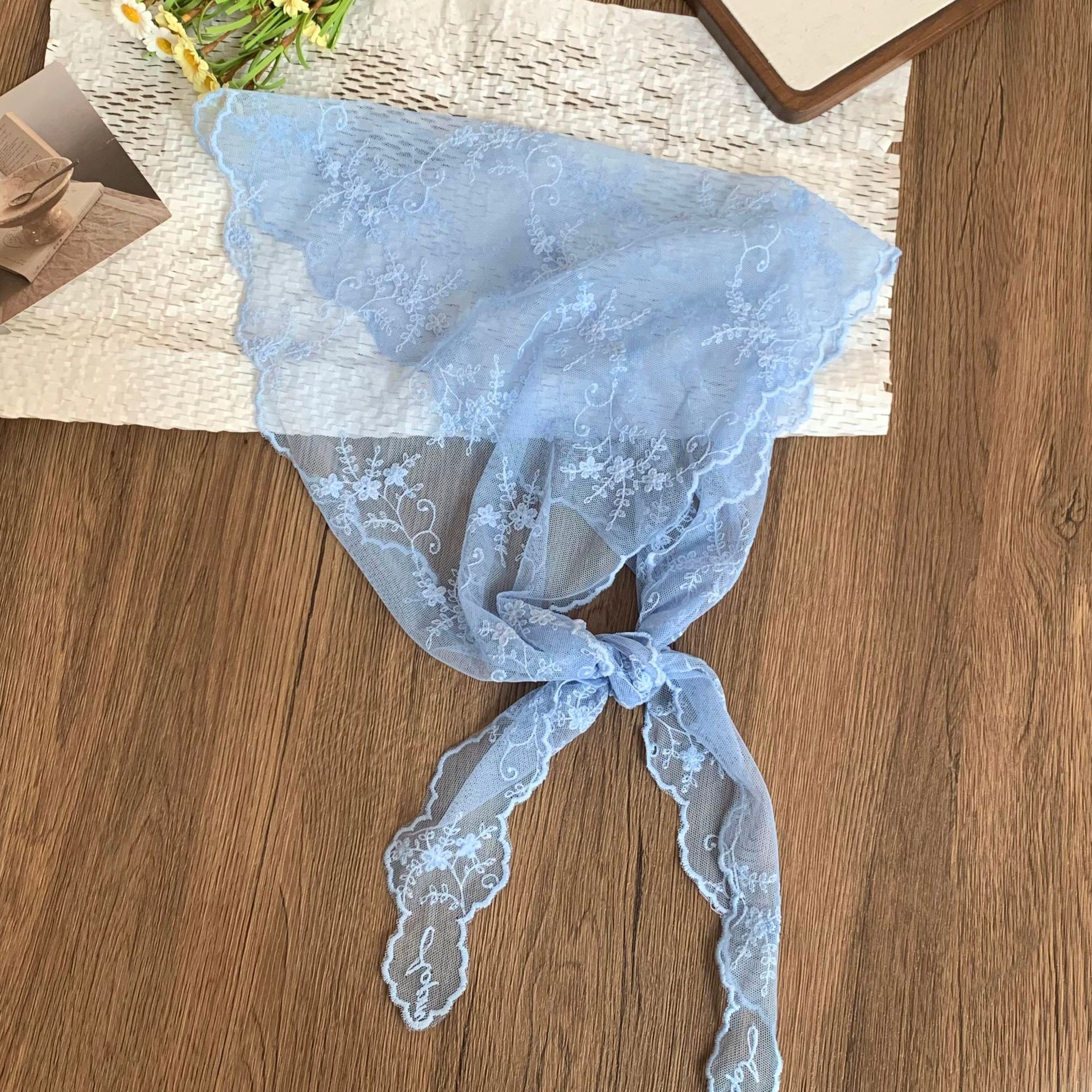 Bufanda triangular de encaje Nuevo estilo Bufanda de cuello Bufanda de seda Bufanda de seda Sensación de alta calidad Bufanda de estilo pastoral femenino Cinturón para el cabello Tragando serpentinas para el cabello