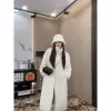 Молочно-белый