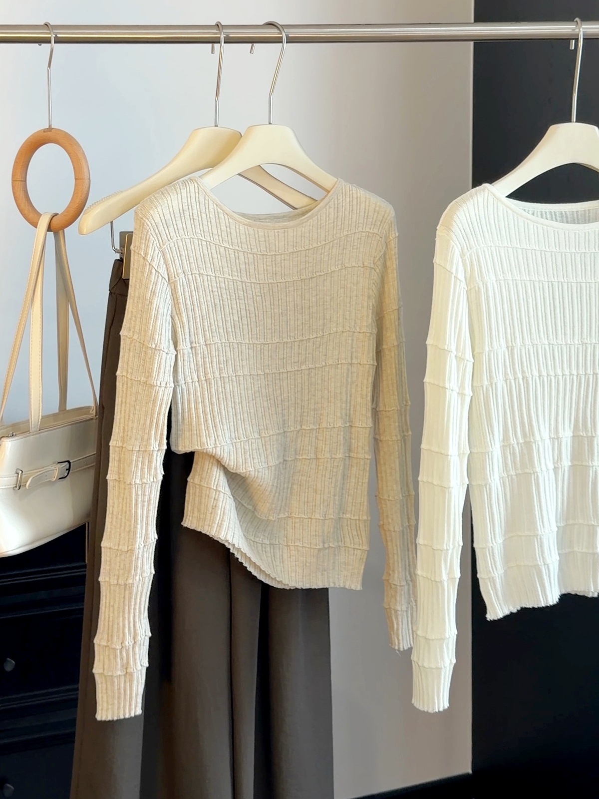 Textured horizontal striped round-neck knit base shirt for women, new autumn Korean version, slim-fit, long-sleeved inner top