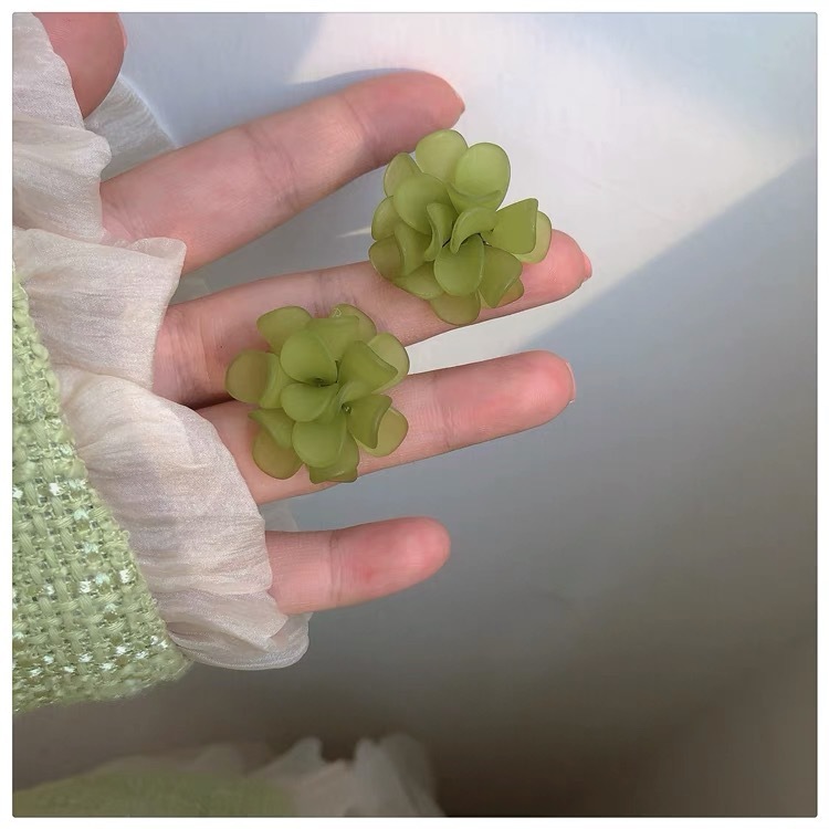 Anna with three-dimensional earrings acrylic small fresh Camellia simple silver pin earrings Super fairy ear clip earrings