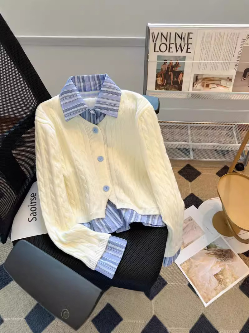 偽の2つのストライプのシャツはvネックのセーターの女性の秋冬のデザイン感をつなぎます。