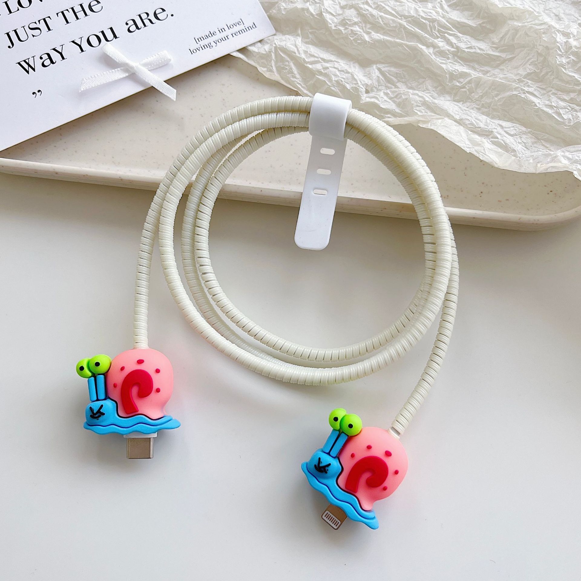 Amazon cartoon cable de datos cubierta adecuada para Apple Android cable de datos de carga rápida cuatro piezas en stock al por mayor