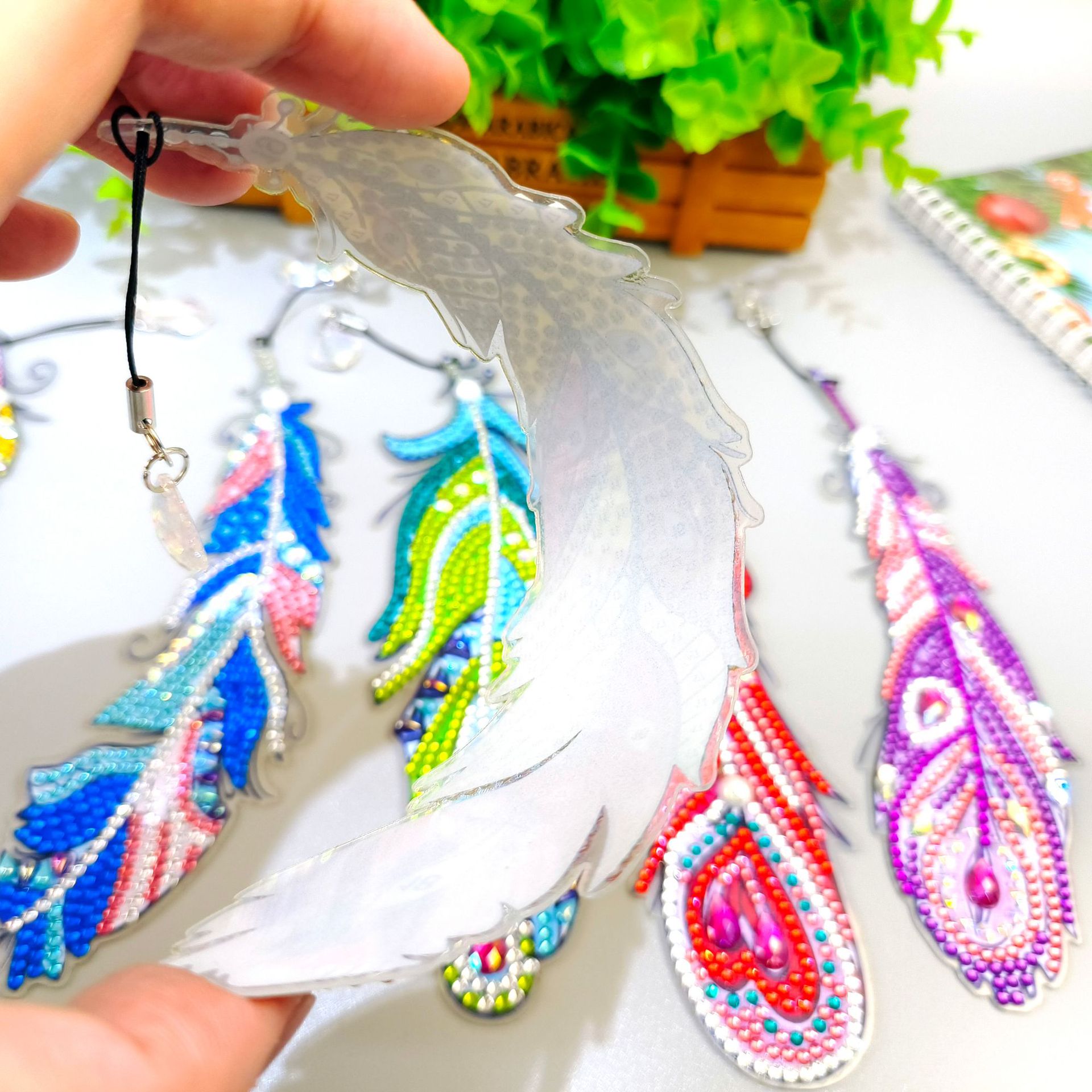 Marcapáginas de plumas con diamantes DIY para libros, marcapáginas creativos con pegatinas de diamantes, juego de seis piezas personalizable.