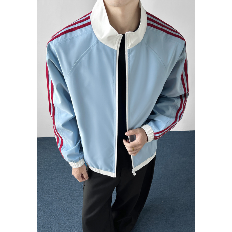 Retro and stylish oversized jacket for men, featuring a three-stripe design and a stand-up collar, available now for autumn wear Retro and stylish oversized jacket for men, featuring a three-stripe design and a stand-up collar, available now for autumn wear