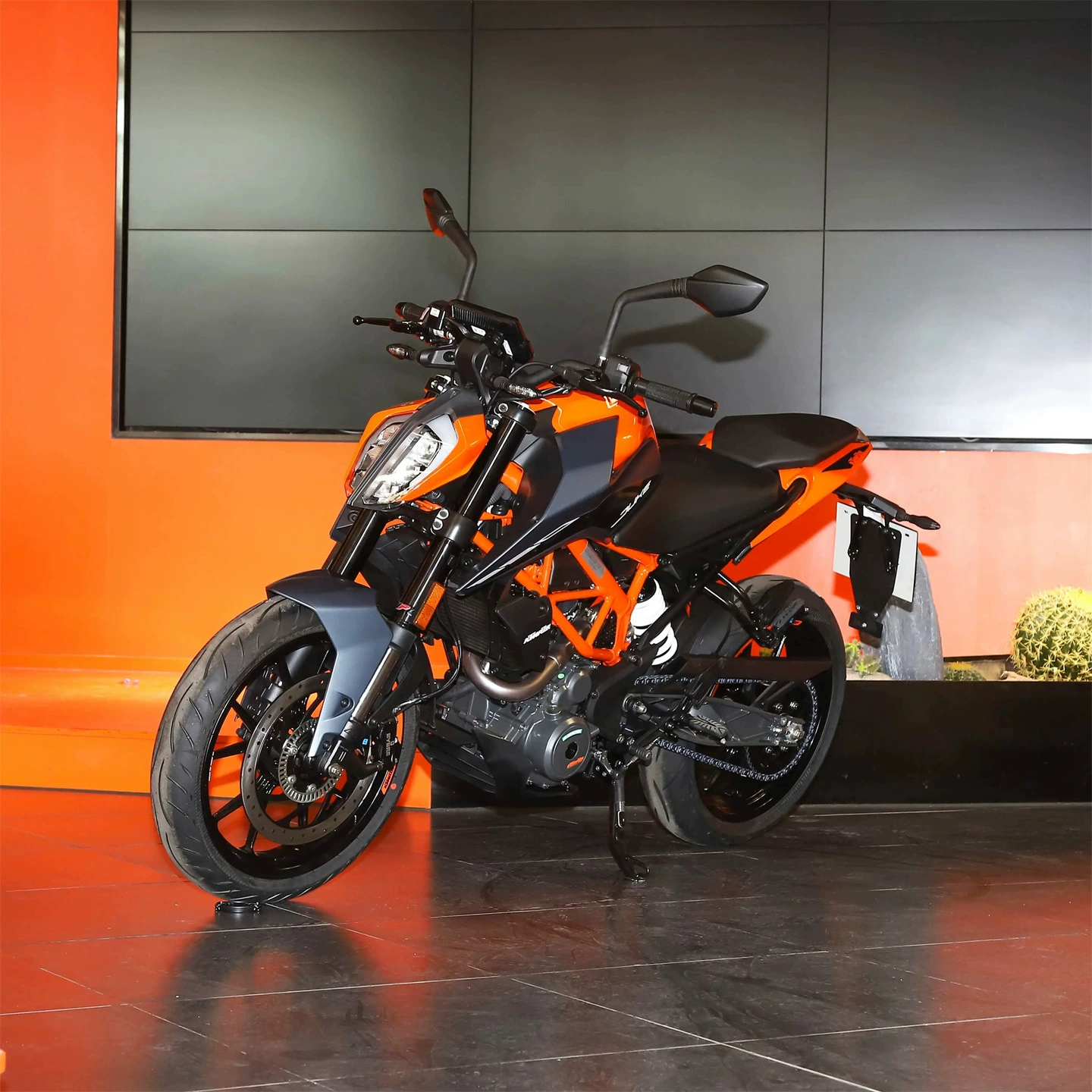 Мотоцикл KTM Duke 390, водяное охлаждение, уличный naked, электропокраска