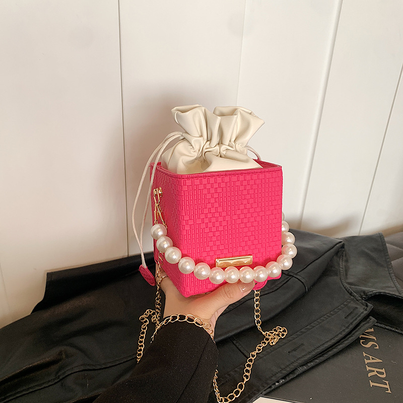 Bolso de mano de mujer de arte de moda con cadena de perlas 2024 nuevo estilo hermoso bolso de cubo de diamante minimalista bolso de mochila
