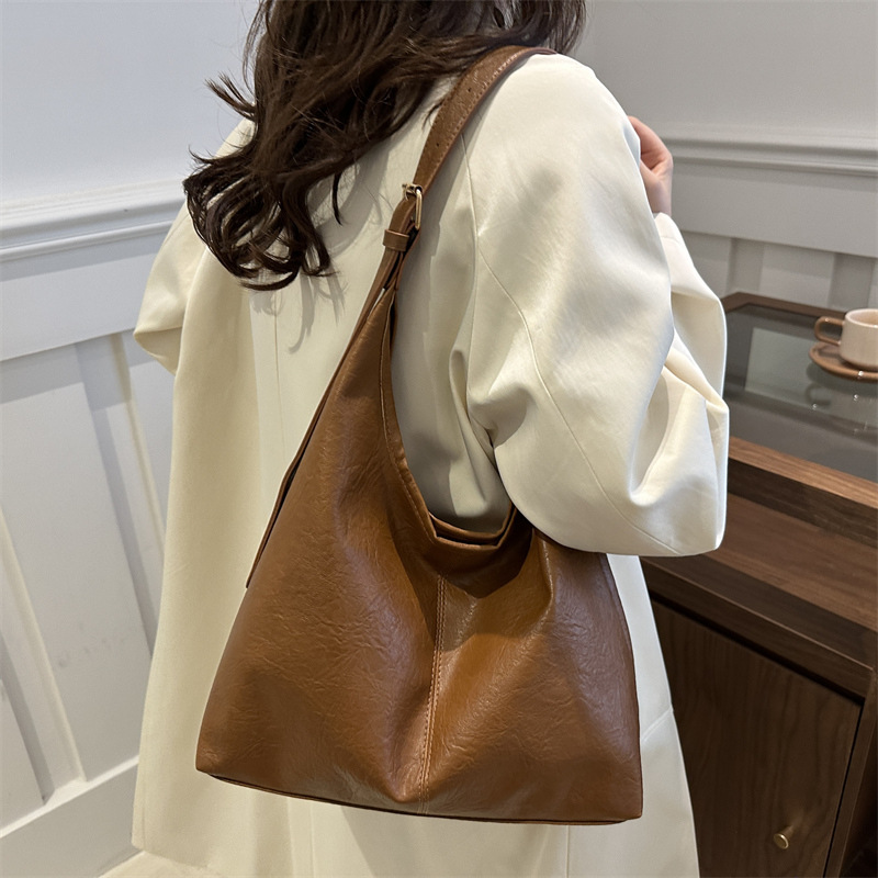 Nuevo estilo coreano de color sólido invierno retro traslado bajo la axila de gran capacidad 2024 moda de un hombro mochila de moda