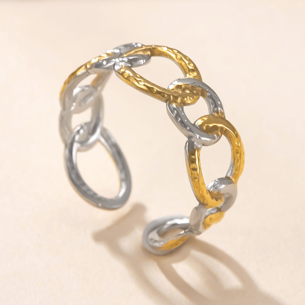 Venta caliente transfronteriza anillo de acero inoxidable diseño de nicho femenino anillo abierto a juego de colores aceite hueco amor fábrica de anillos de acero de titanio