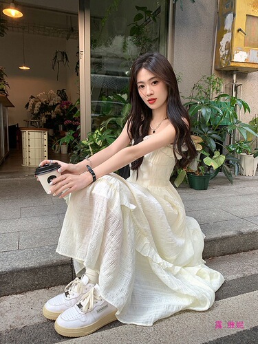 Fungus lace suspender dress for women's summer 2025 new sweet French waist slimming design super fairy long dress