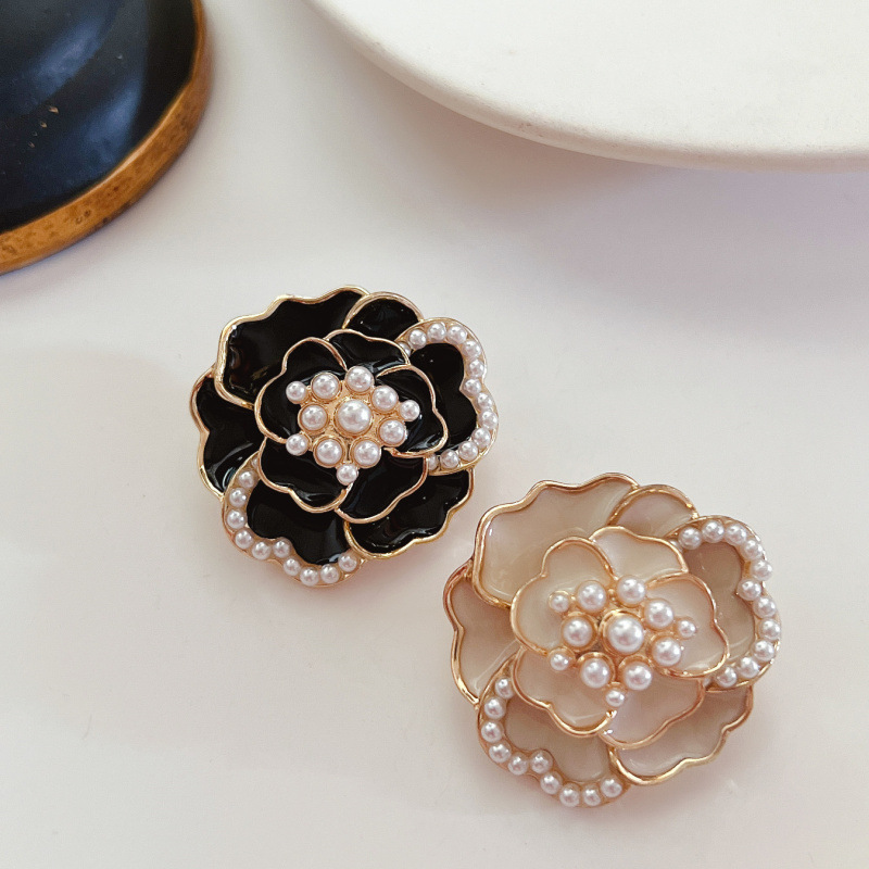 Broche vintage française de luxe, ornée d'un camélia en émail et perle, avec un design multicouche. Nouveau modèle._voghion.com
