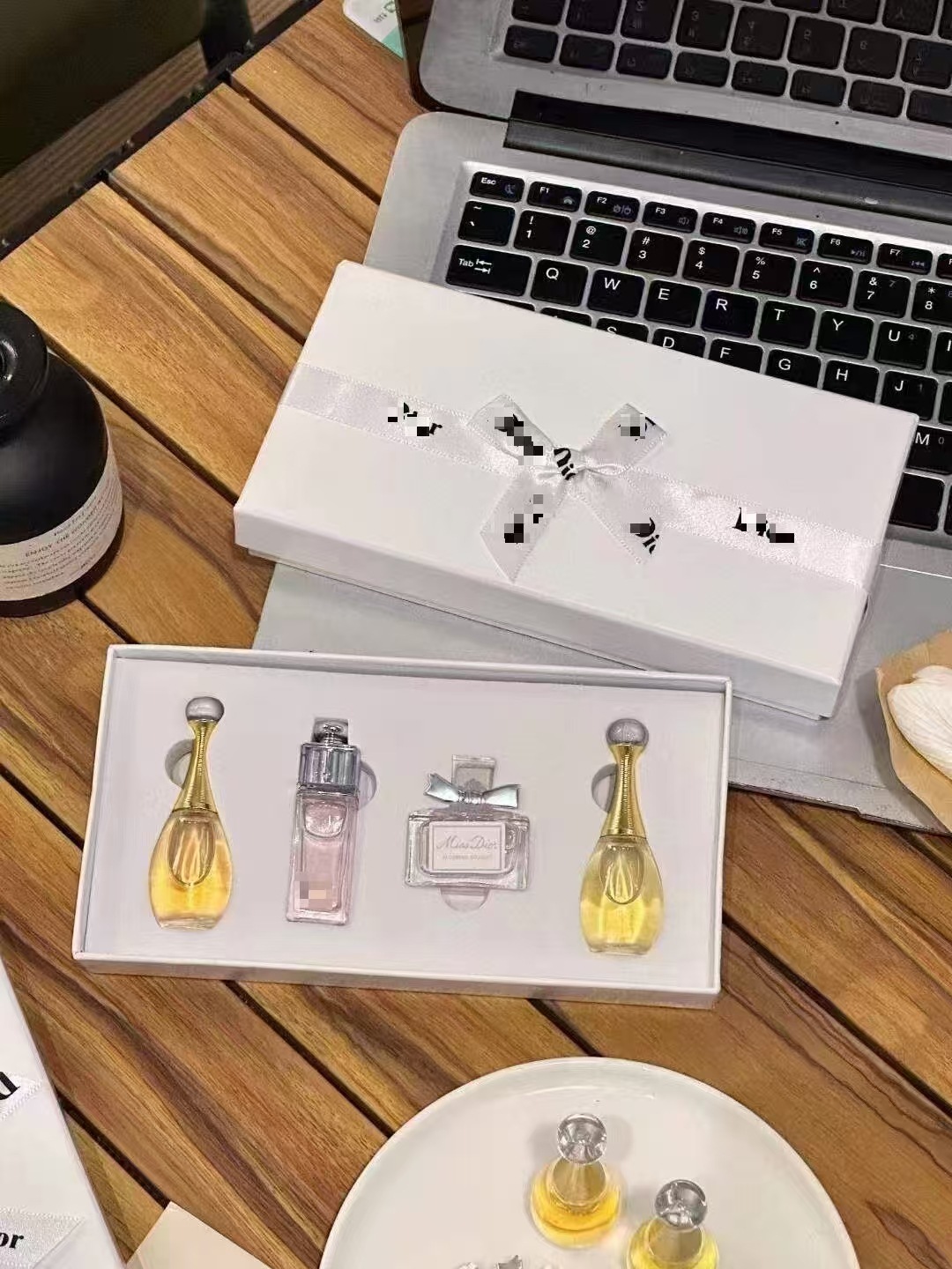 D의 흰색 상자 샘플,