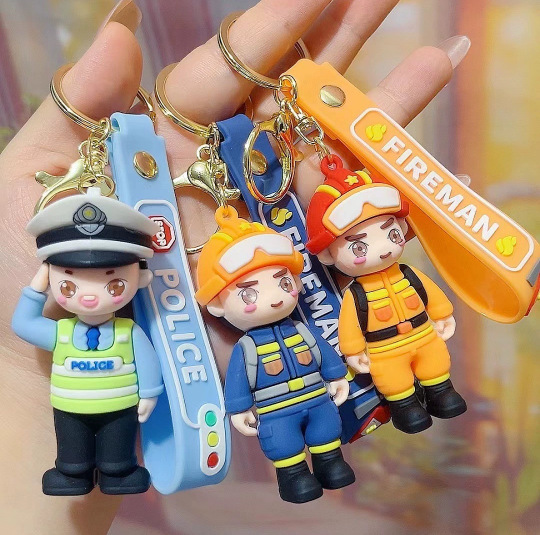 来图定批发新款消防员钥匙扣敬礼交警包包挂饰宣传节日小礼品