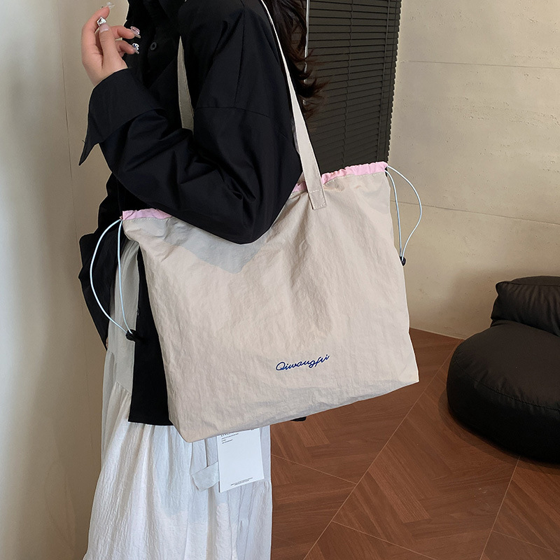 Coreano in tide bolsa de ocio de gran capacidad para mujeres 2025 primavera y verano nuevo estilo de moda bolso de nylon