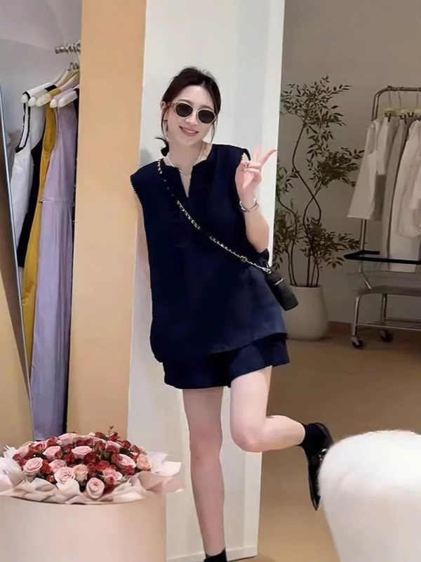 夏の新作スーツ、ファッショナブルで多用途な無地のノースリーブトップ+ショーツのツーピースセット、女性用カジュアル年齢軽減シャツ|undefined