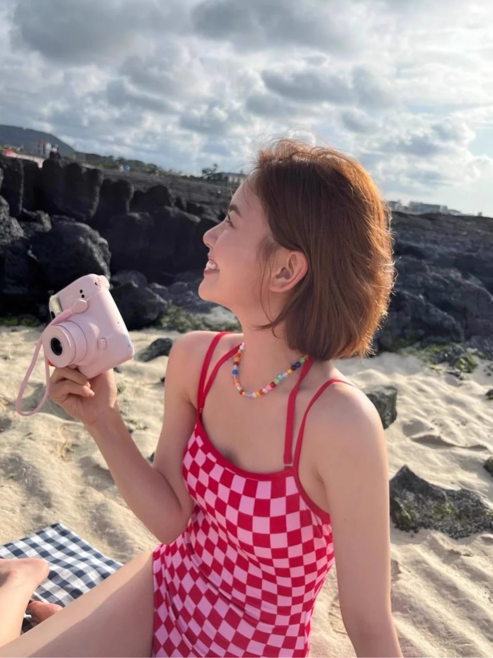 Trajes de baño para mujeres 2024 nuevo estilo de primavera de agua caliente para mujeres puro deseo de viento conservador sexy pechos pequeños unidos retro correa de cuadrillas rojas