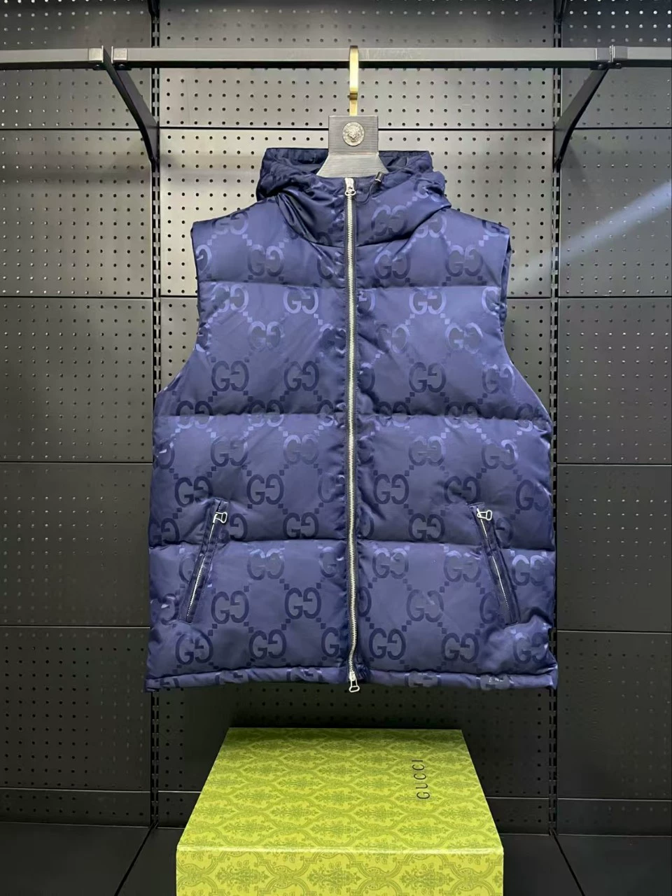 Осенне-зимние популярные хлопковые жилеты с вышивкой для мужчин и женщин, утолщенные теплые модные жилеты с жаккардовым капюшоном и темным узором для пар.