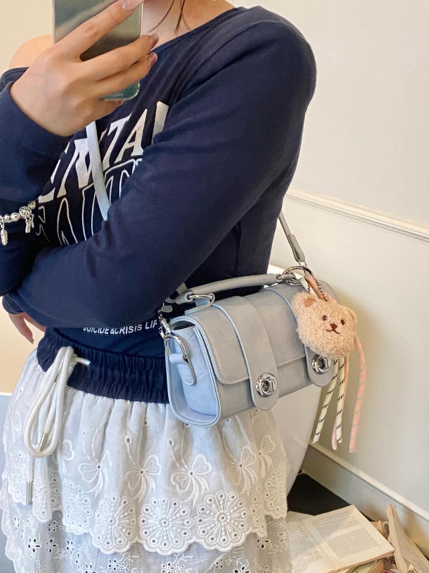 Bolso cuadrado pequeño con bloqueo de nicho coreano único extranjero para mujer 2025 nuevo bolso de hombro de tendencia salvaje bolso de mensajero de moda de estilo occidental