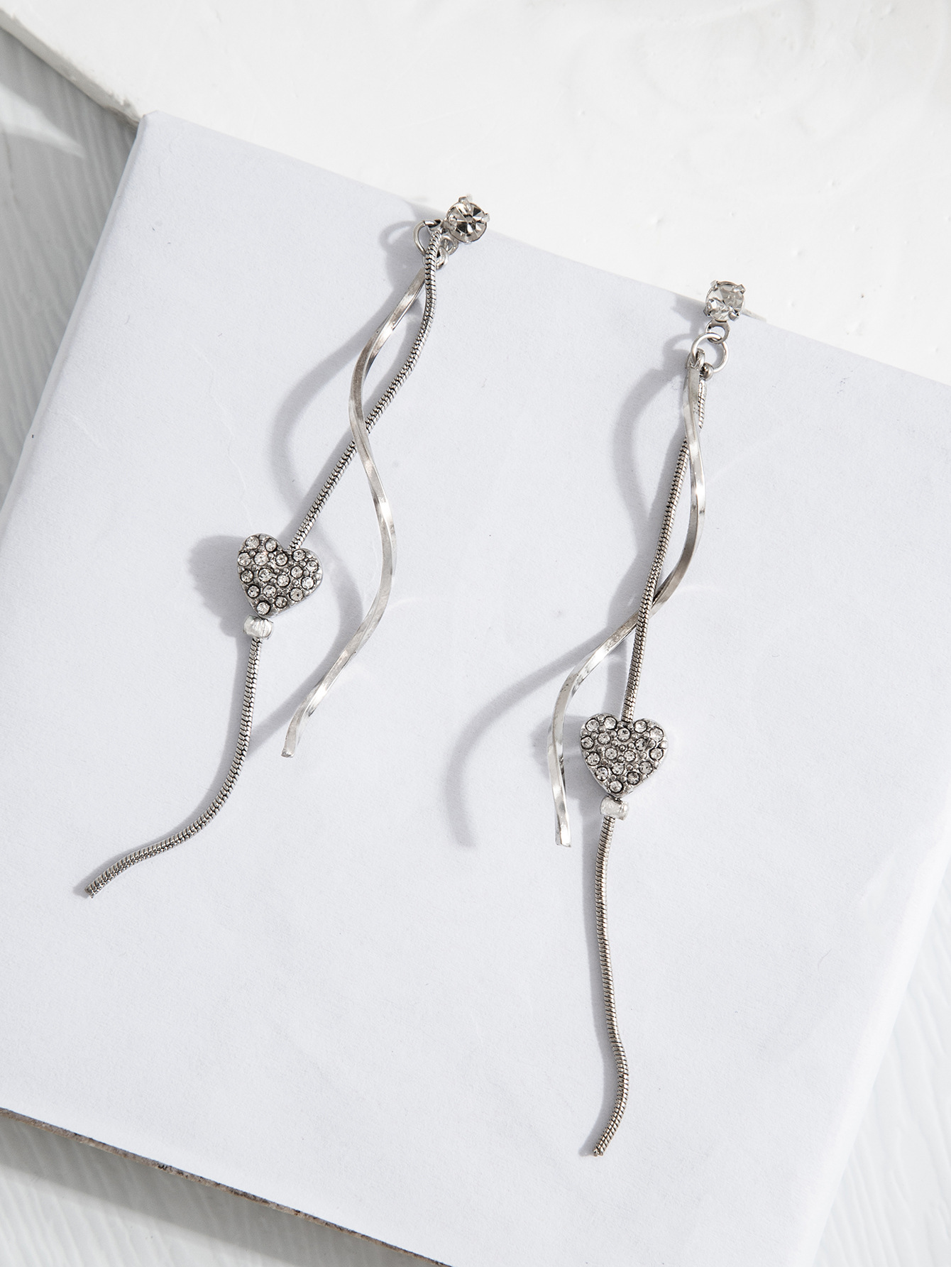 Brincos longos elegantes de coração com pérolas e borlas_voghion.com