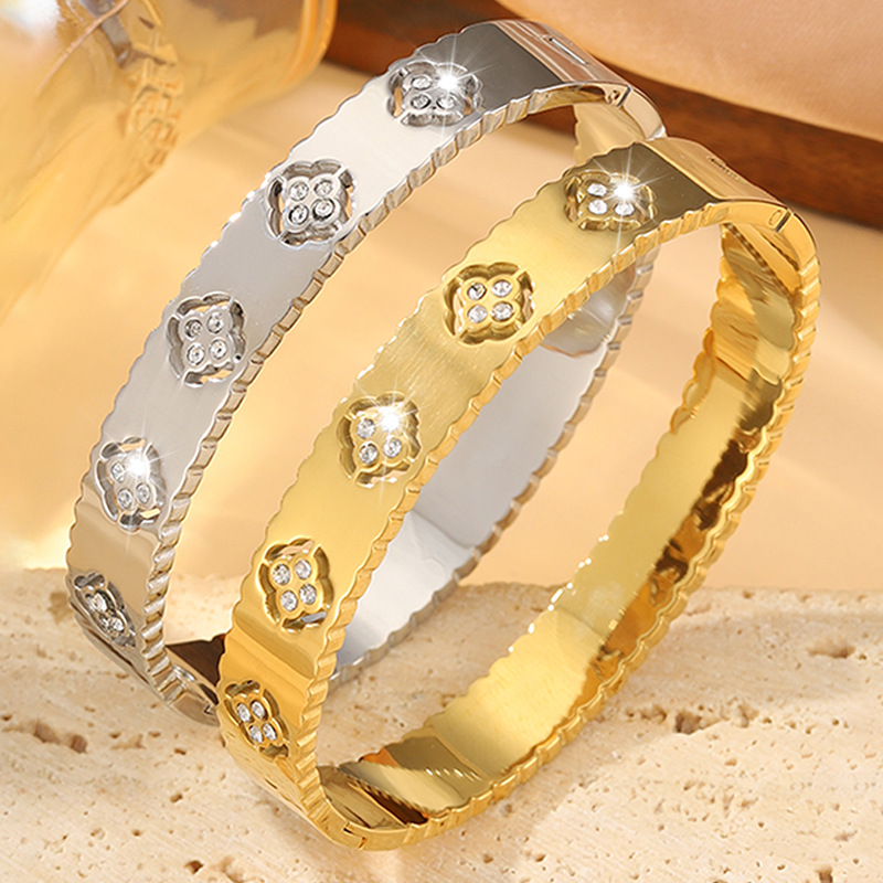 Brazalete Calado de Trébol de Acero de Titanio con Diamantes para Parejas