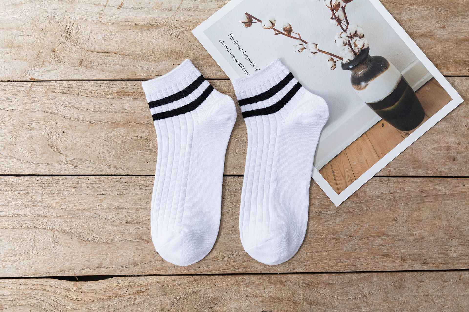 靴下の男性の四季型の平行棒の学院の運動風のinsの潮は簡単に日本の浅い口の低い船の靴下を組み合わせます。