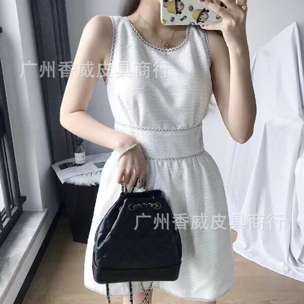 Capacious retro one-shoulder bag with diamond pattern
