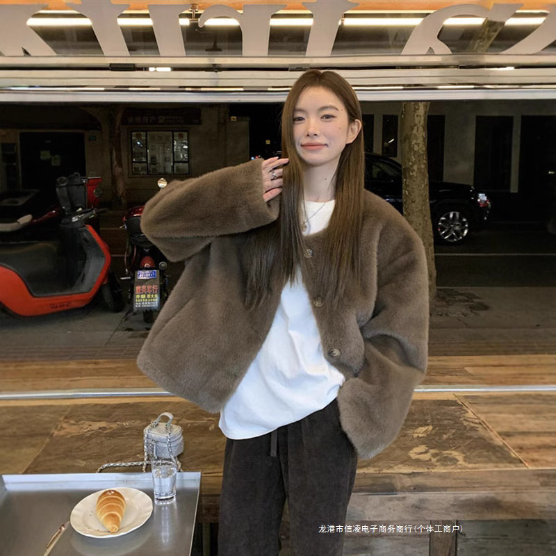 다크 브라운 모조 모피 모피 코트 여자 겨울 2024 새로운 두꺼운 따뜻한 고급 모피 원피스 코튼 코트