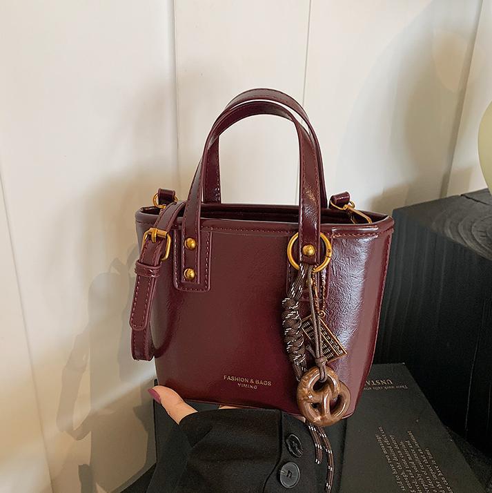 Otoño y invierno retro cera de cuero bolso de agua para mujeres 2024 nuevo estilo universal nicho bolso de hombro de alta calidad bolso portátil