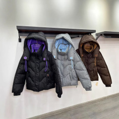 防寒服女性のショートフード付きコントラストカラー外国貿易モデル 2025 冬の新スタイル大きなボタンカジュアル綿コート