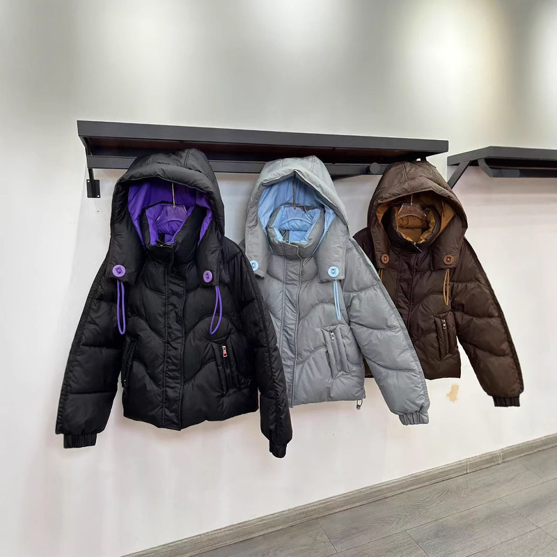 防寒服女性のショートフード付きコントラストカラー外国貿易モデル 2025 冬の新スタイル大きなボタンカジュアル綿コート|undefined
