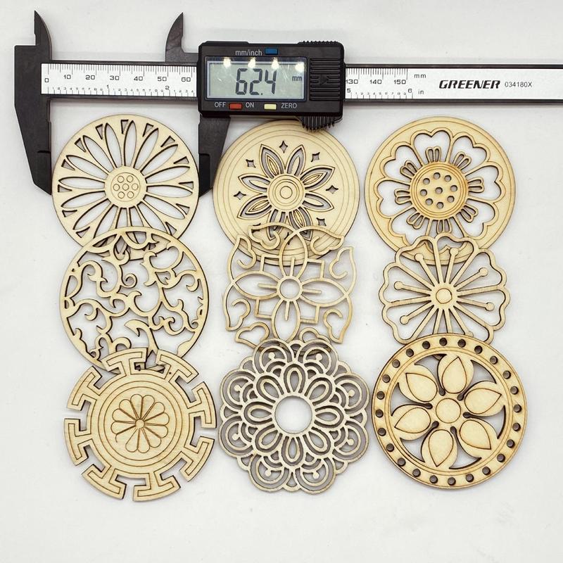 Diyアクセサリーの木製の透かし彫りのペンダントの透かし彫りの窓の花の木の切れの60mm-70mmの透かし彫りの円の現物の卸売り|undefined