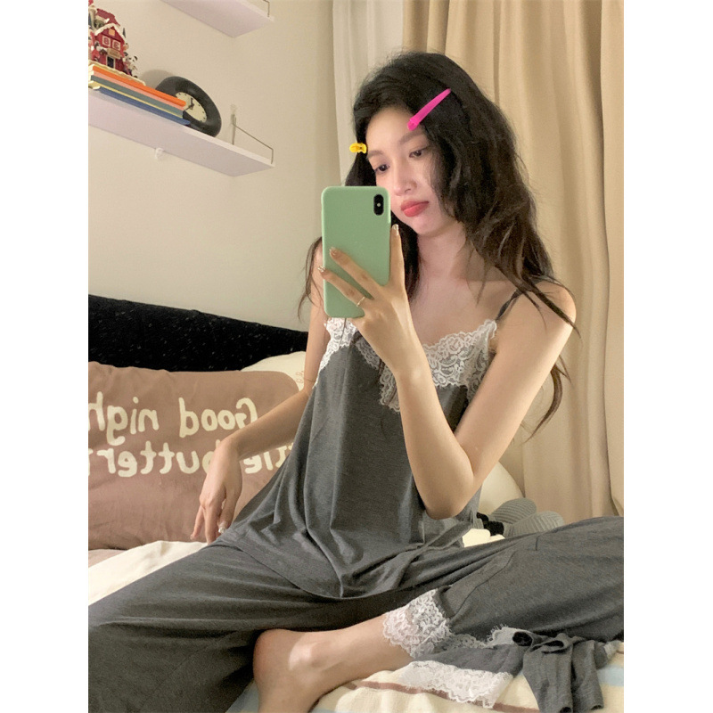 회색 서스펜더 바지