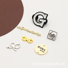 锌合金压铸手提箱包插脚铭牌金色缝线服装标帽子打孔五金电镀标牌