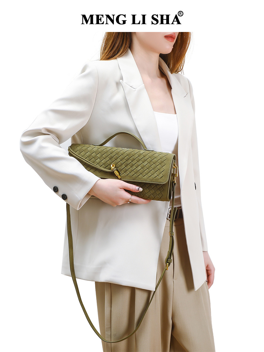 Túi xách nữ dạng clutch baguette phong cách cổ điển, chất liệu nhung lộc, quai đeo chéo và xách tay, phù hợp dạ tiệc và đi làm
