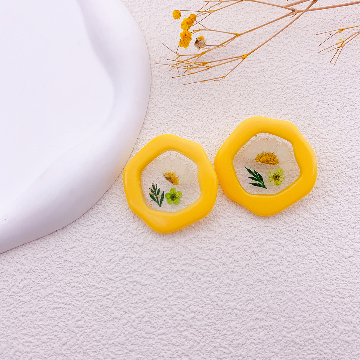 1 Pair Simple Style Flower Printing Plastic Resin Ear Studs display picture 1