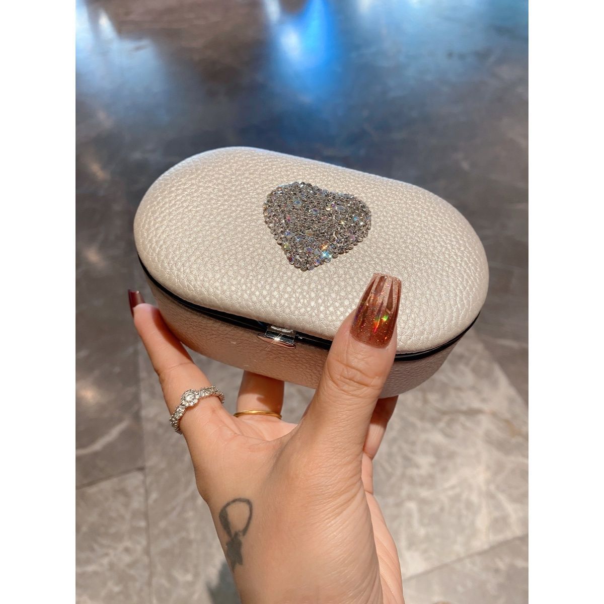 다이아몬드가 박힌 고급스러운 사랑의 보석함