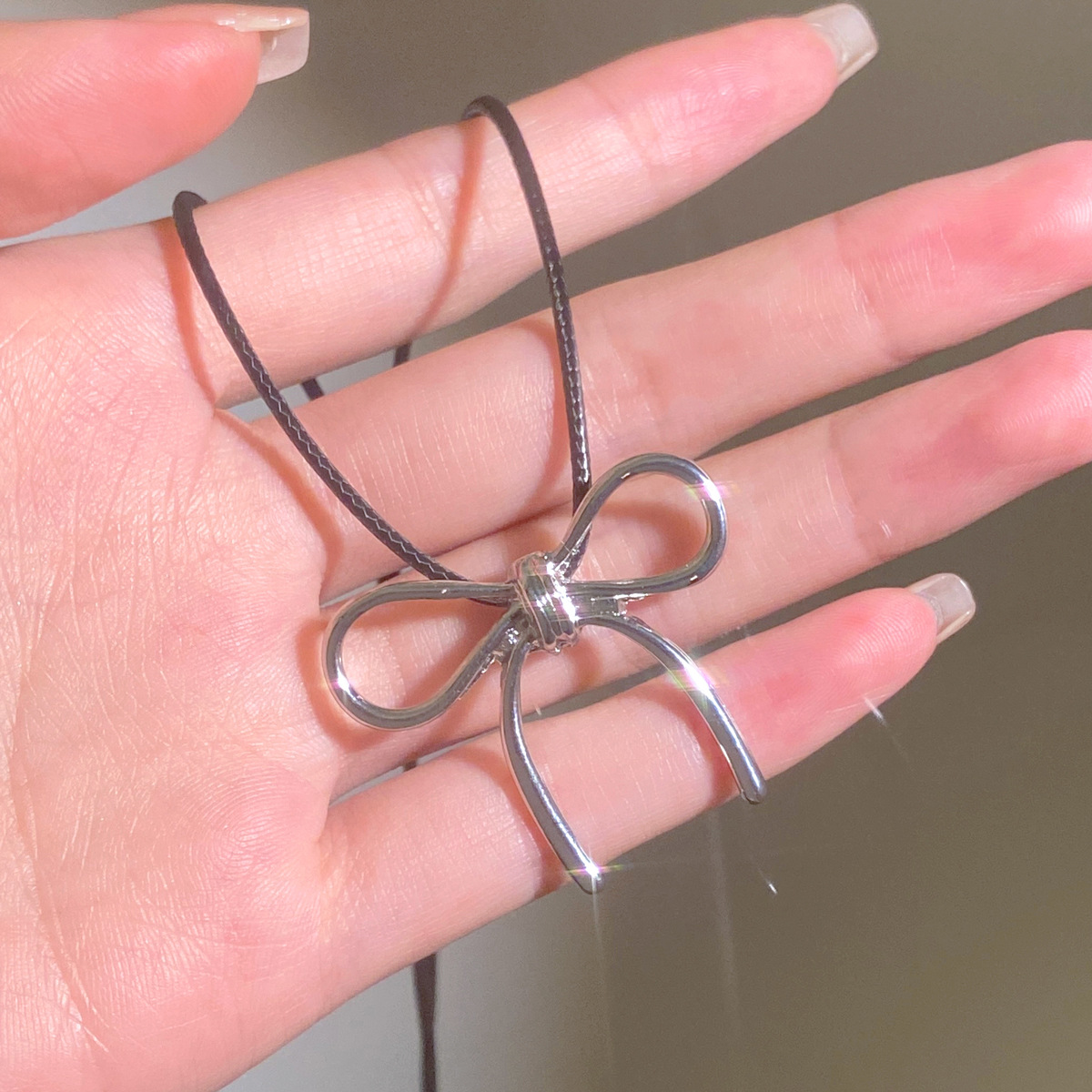 Lederhalskette mit Schmetterlingsknoten für Damen, angesagter Stil, exklusives Accessoire, elegante Halskette für süße, coole und sexy Mädchen_voghion.com